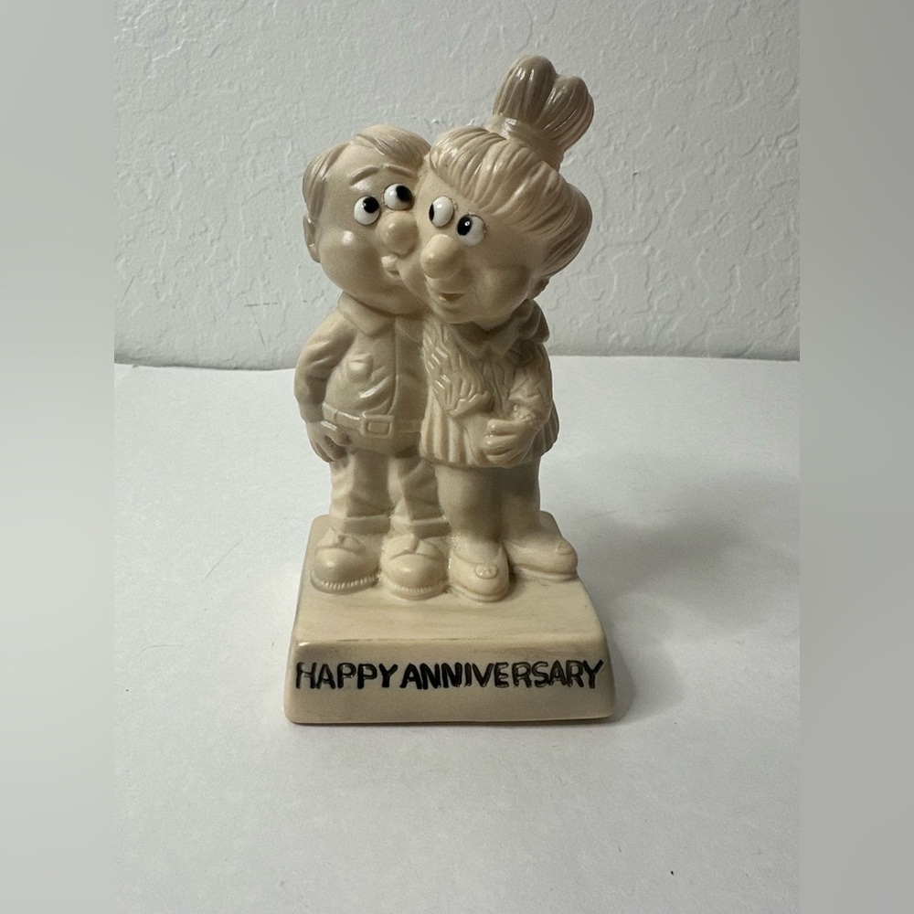 Vintage Couple Figurine HAPPY ANNIVERSARY by A.T. Inc 1970 Gift Love Made in USA